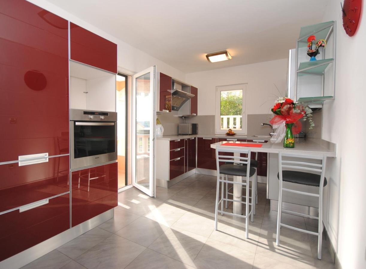 Seaview Luxury Apartment "Lucy" With Terrace & Vintage Summer Kitchen Trogir Eksteriør billede